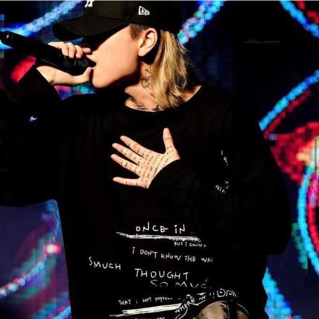 hyundobae graffiti long sleeve