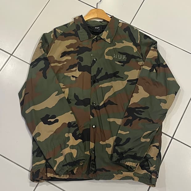 HUF 카모 코치자켓