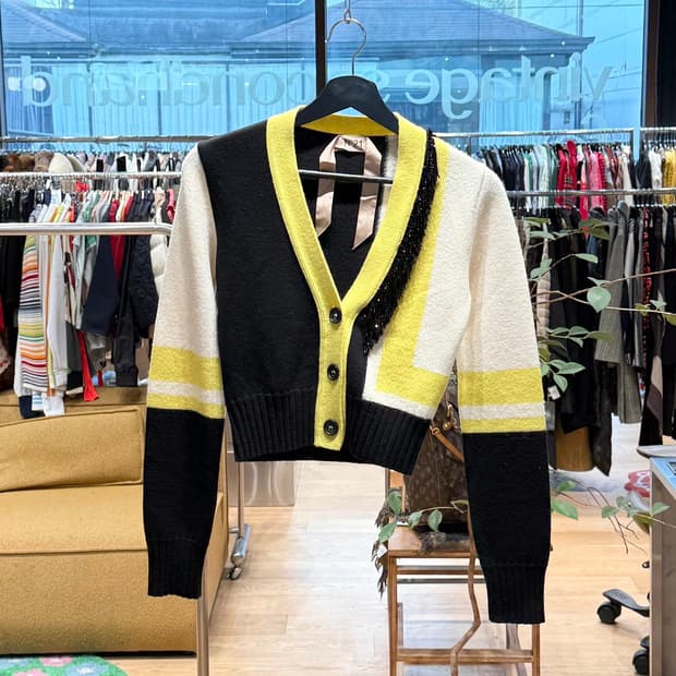 n21 블랙 옐로우 태슬 크롭 가디건 