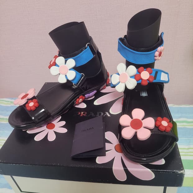 정품)1번신은상태최상!프라다 플라워 스트랩 벨크로 찍찍이 공주 샌들 단화