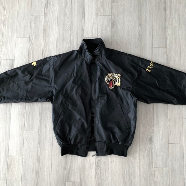 데상트 재팬 x 한신 타이거즈 나일론 블루종 자켓