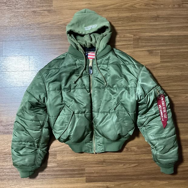 베트멍 AW17 리버시블 알파인더스트리 크롭 패디드 봄버 MA-1