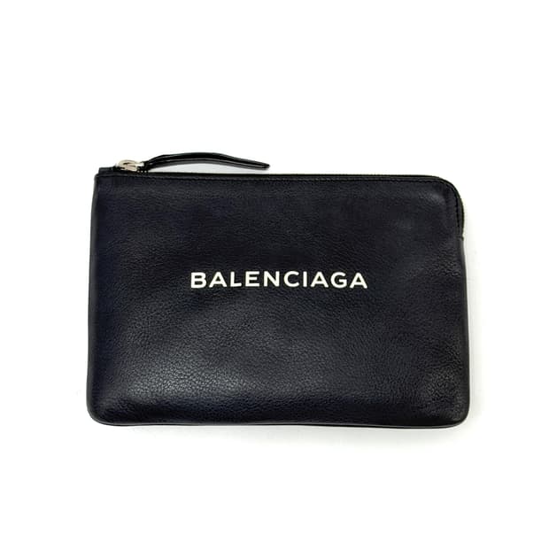 발렌시아가 에브리데이 로고 프린트 카프스킨 플랫 파우치 클러치백