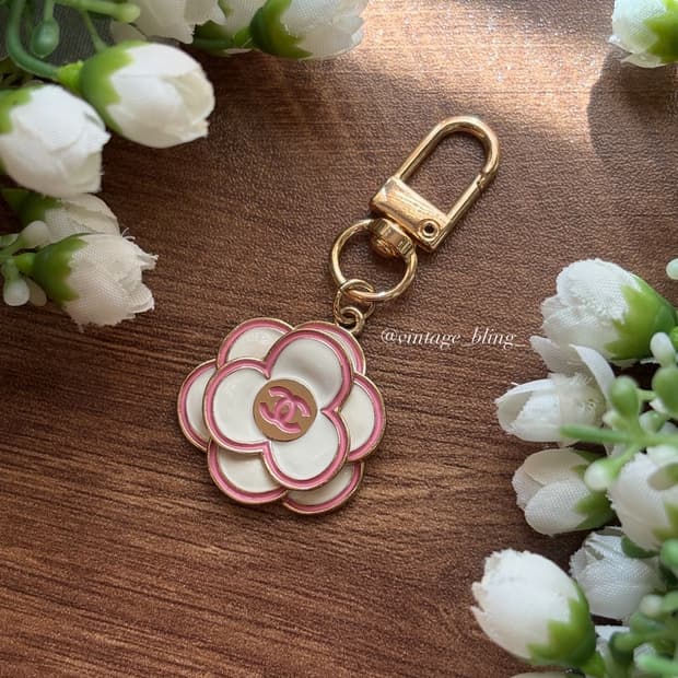 화이트) 샤넬 까멜리아 플라워 골드 백참 키링 키체인