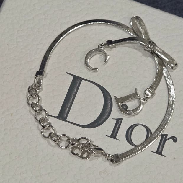 디올 은장 리본 CD 로고 팔찌