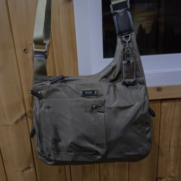 투미 보야져 수마트라 크로스백