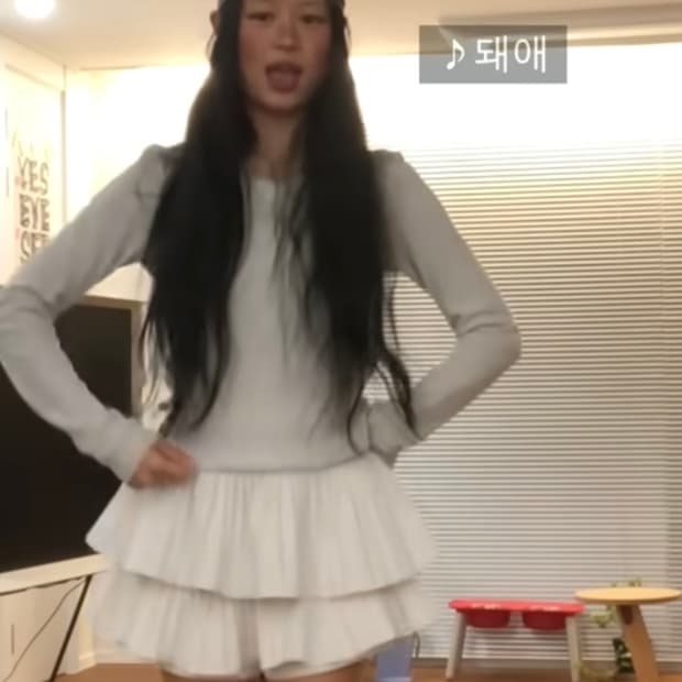 Shop faerie 샵페어리 화이트 미니 스커트 (모델 서지수 착용)