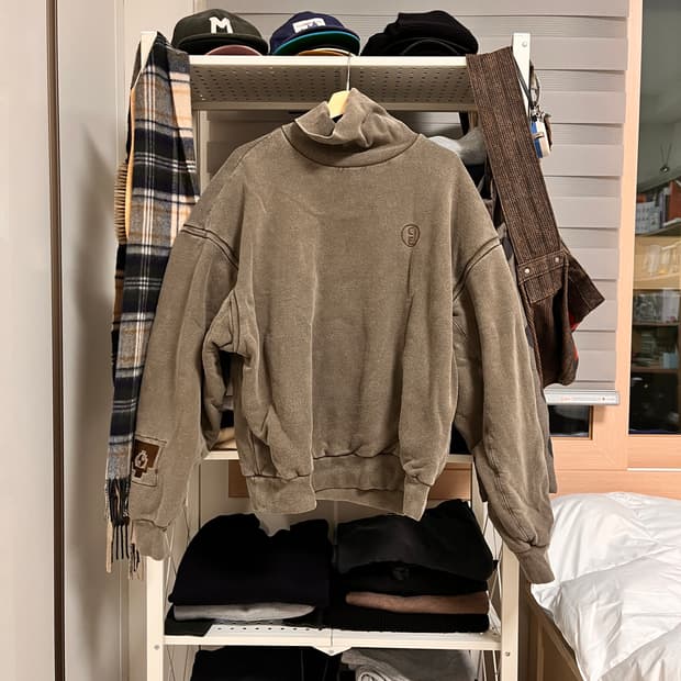 [L] 카브엠트 하이넥 스웻셔츠 브라운