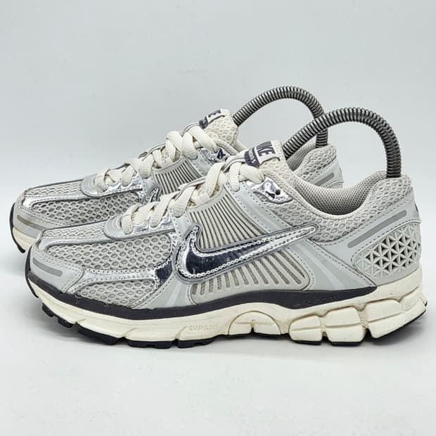 나이키 우먼스 줌 보메로 5 포톤 더스트 앤 메탈릭 실버 (240)