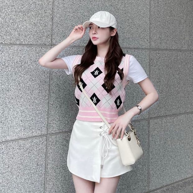 아크메드라비(ADLV) 로고패턴 아가일 니트베스트 55-66