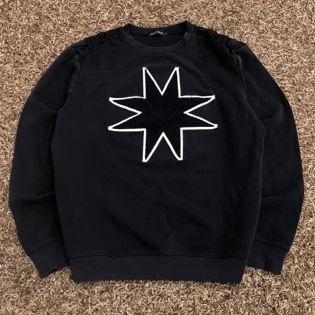 안토니모라토 스타 패치 견장 맨투맨