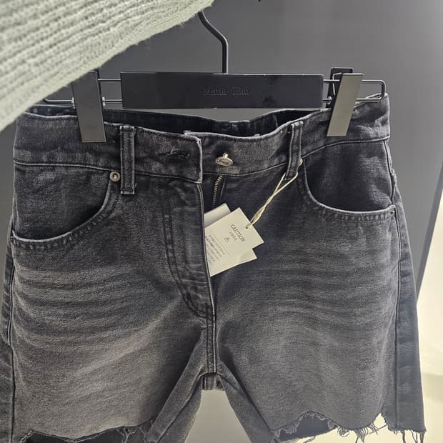 마뗑킴 컷 아웃 포인트 데님 쇼츠 블랙