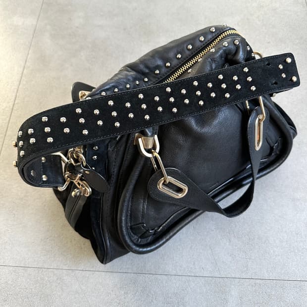 끌로에 파라티 스터드 레더백