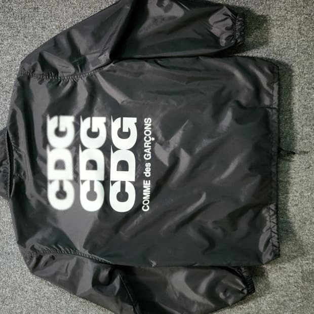 CDG 로고 코치 자켓 블랙