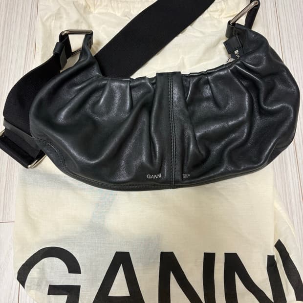 가니 ganni 숄더 크로스백 겸용 