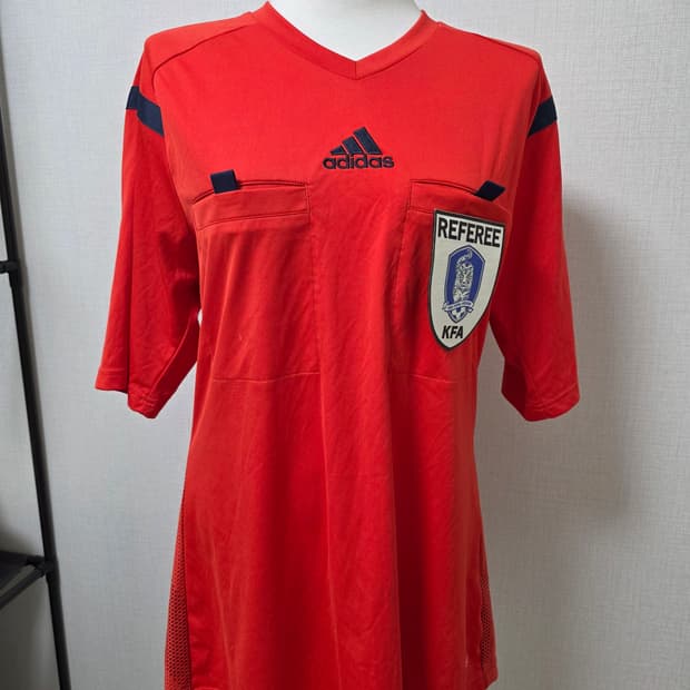 95) 아디다스 KFA 축구 심판휘장브이넥 반팔티