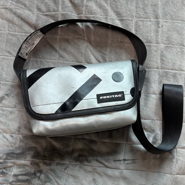 프라이탁 하와이파이브오 실버 블랙