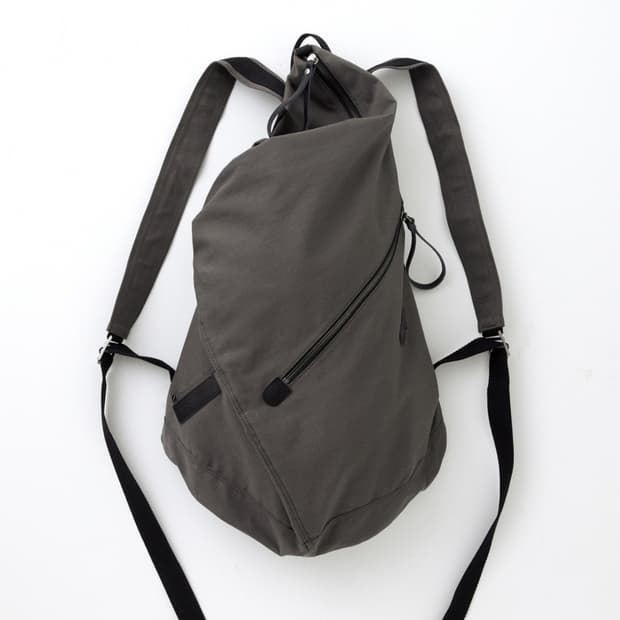 새상품 해칭룸 더플 백팩 머드차콜