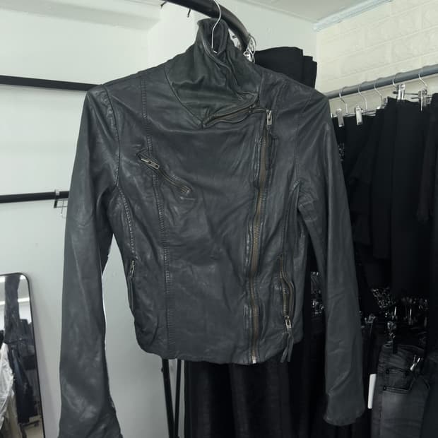 muubaa 아티저널 램스킨 사선지퍼 하이넥 드레이프 자켓