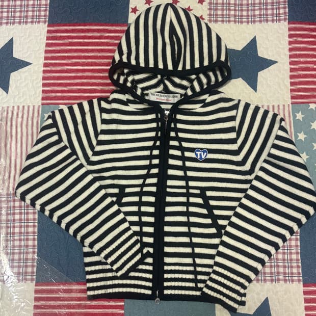 더뮤지엄비지터 후드집업 