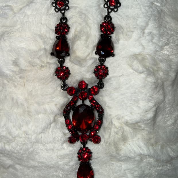 레드 스왈 빈티지 악녀깔 목걸이