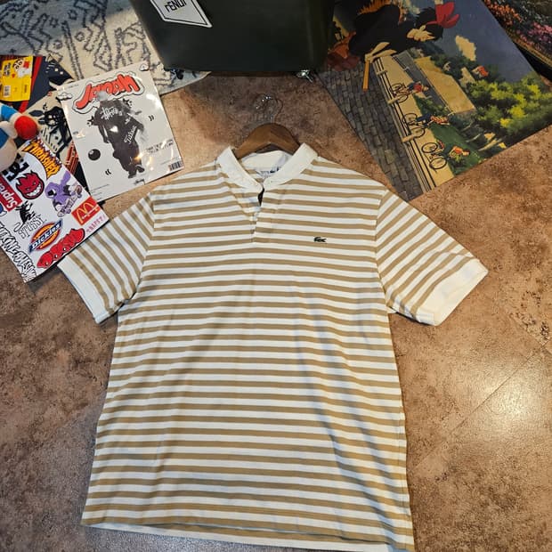 라코스테(LACOSTE)의 스트라이프 헨리넥 반팔 티셔츠