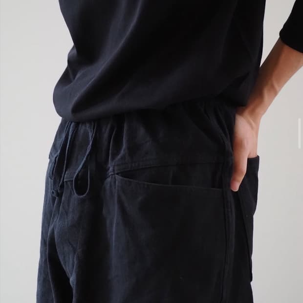 코모리 블랙 드릴 테이퍼드 팬츠