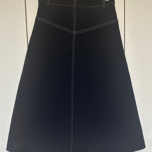 한섬 디온 리 블랙 언발란스 스티치 스커트