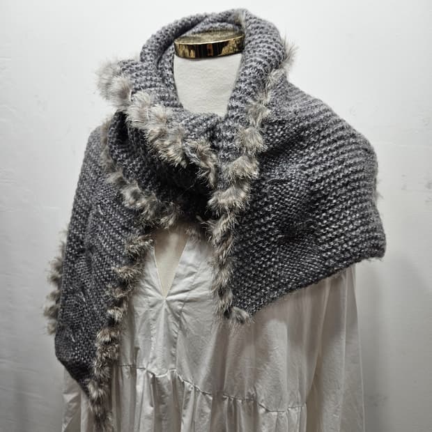 토끼털 트리밍 회색 니트 머플러