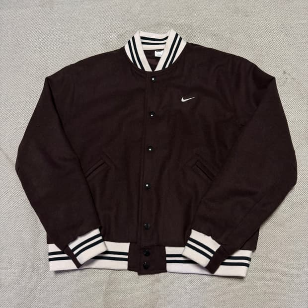 나이키 NSW 어센틱 바시티 자켓 브라운 바살트 - 아시아