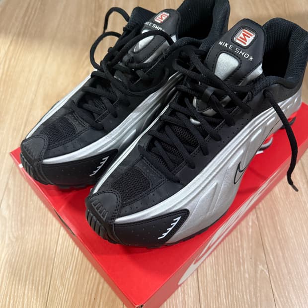 나이키 샥스 R4 메탈릭실버/레드 280