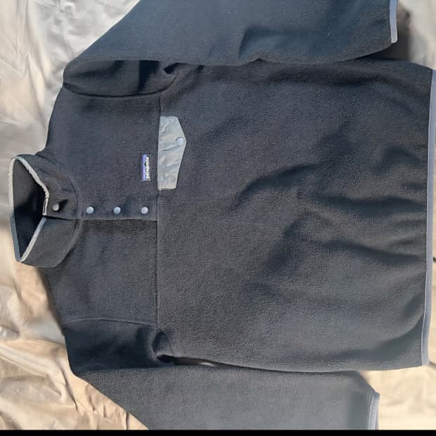 파타고니아 신칠라 포지 그레이 블랙 팝니다(S)