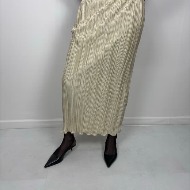 GLOSSY GOLD PLEATED SKIRT