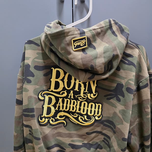 배드블러드 카모 후드집업