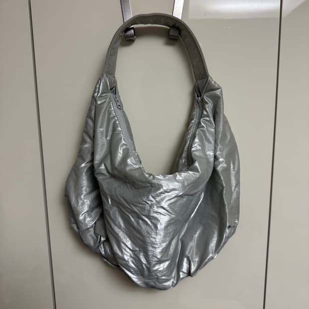 아모멘토 SILVER FOIL SHOLDER BAG