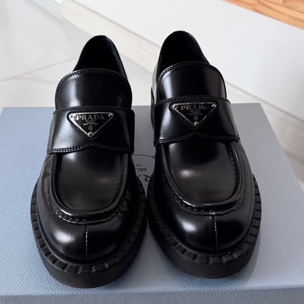 [37] 프라다 초콜릿 브러시드 로퍼 블랙