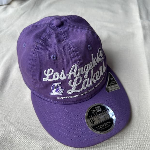 뉴에라 LA 레이커스 9FIFTY 레트로 크라운 스트랩백 퍼플 S/M