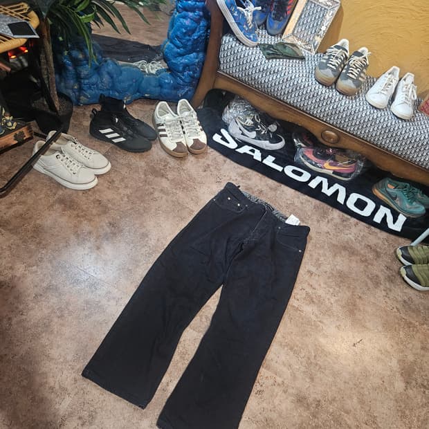 EMPORIO ARMANI 블랙 데님 팬츠
