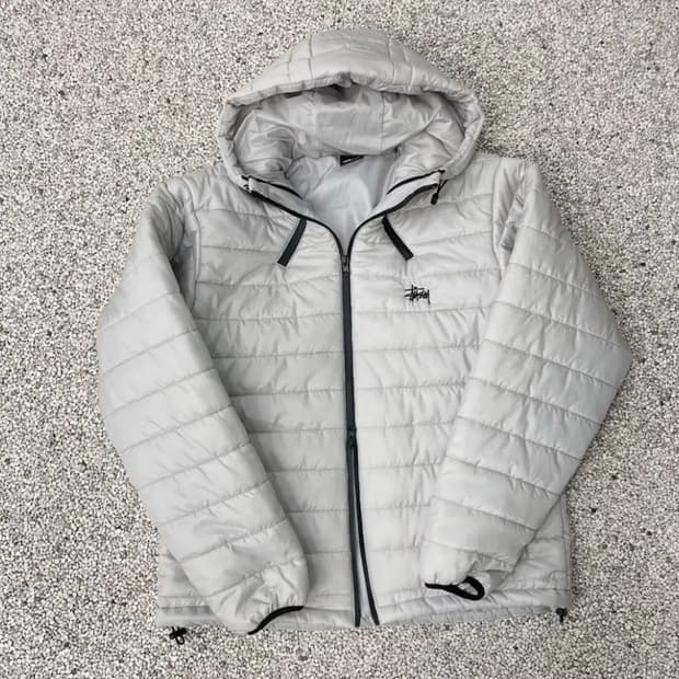 스투시 경량패딩 그레이