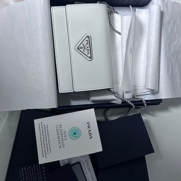 프라다 브러쉬드 체인 카드월렛 화이트 색상