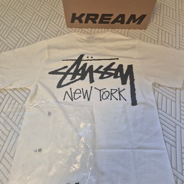 [미개봉] 스투시 스탁 뉴욕 티셔츠 화이트 S (KREAM 정품)