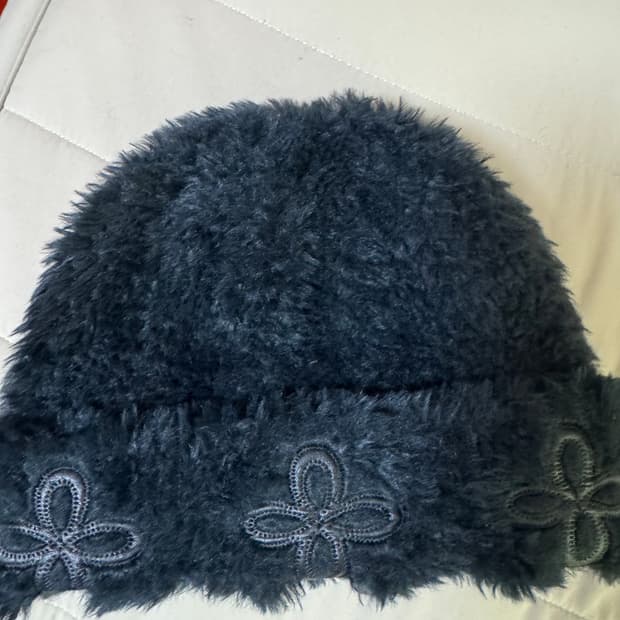 써저리 레더 패치 퍼 비니 블랙