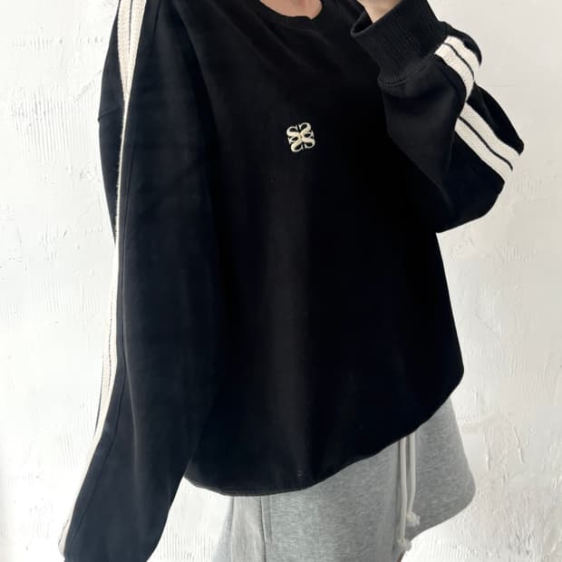 Satur 세터 블랙컬러 스몰로고 사이드라인 니트맨투맨