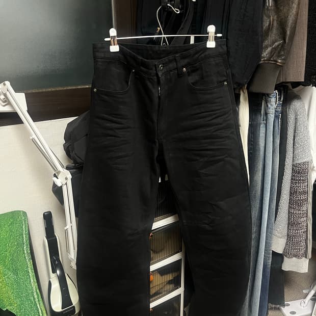 쿠어 엠보 워시드 딥 커브드 데님 팬츠_s