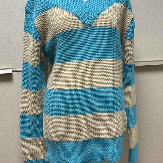 하늘색 글리터 브이넥 니트