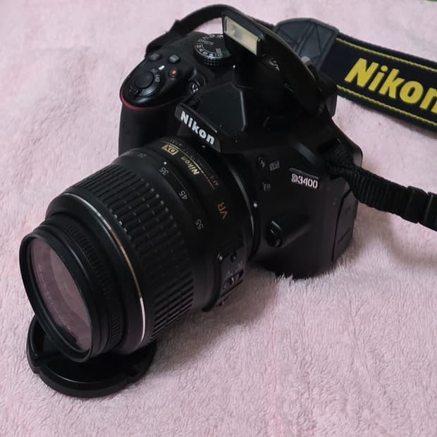 니콘 D3400 DSLR 카메라와 18-55mm 렌즈 함께 판매합니다.