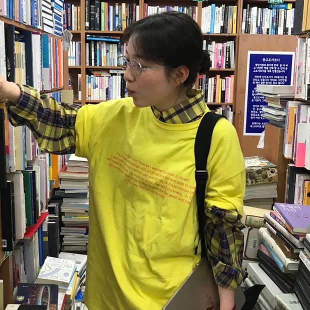노컨텐츠 cheeky yellow T-shirt