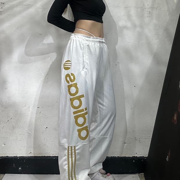 아디다스 대대장 화이트 와이드 골드 사이드 로고 추리닝 트레이닝 팬츠 M