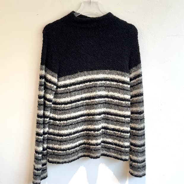 블랙&그레이 스트라이프 부클 니트