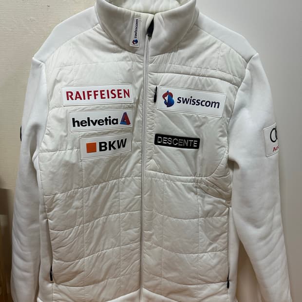 데상트 화이트 스폰서 패딩 자켓